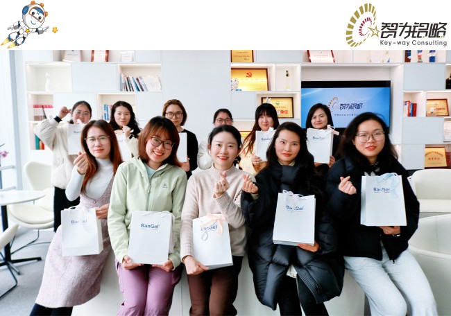 温柔不让，自信生花丨智为铭略祝每一位自信又从容的你，节日快乐